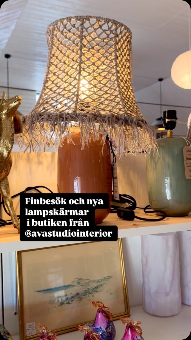Idag hade vi finbesök i butiken – Anna från @avastudiointerior var här och fyllde på med nya, handgjorda lampskärmar!

och vi fick till och med se henne i action när hon satt och knöt för fullt. Snacka om hantverkspoesi!

Och som om det inte vore nog – i helgen (18–19 maj) är det Vår Marknad! Så kom förbi, säg hej, kika på skärmarna (och allt annat fint), och njut av vårfeeling deluxe.

Ses vi?

#hantverk #hantverkspoesi #lampskärmar #macramesverige #inredarevarberg #varberg #vårmarknad 
@avastudiointerior 
@allatidersvbg